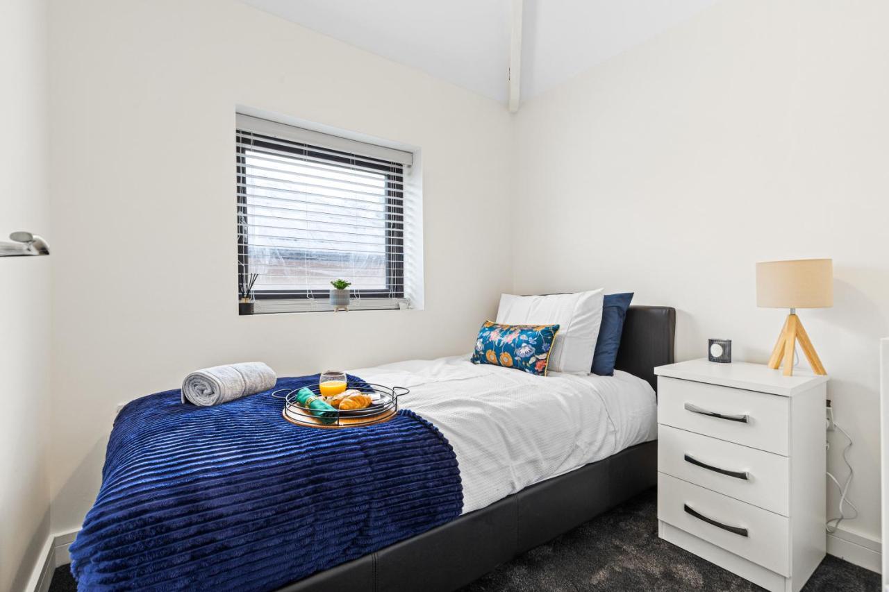 Walsall - 4 Bedroom House, Wi-Fi, Garden , Sleeps 8 - Jrr Stays Bescot Extérieur photo