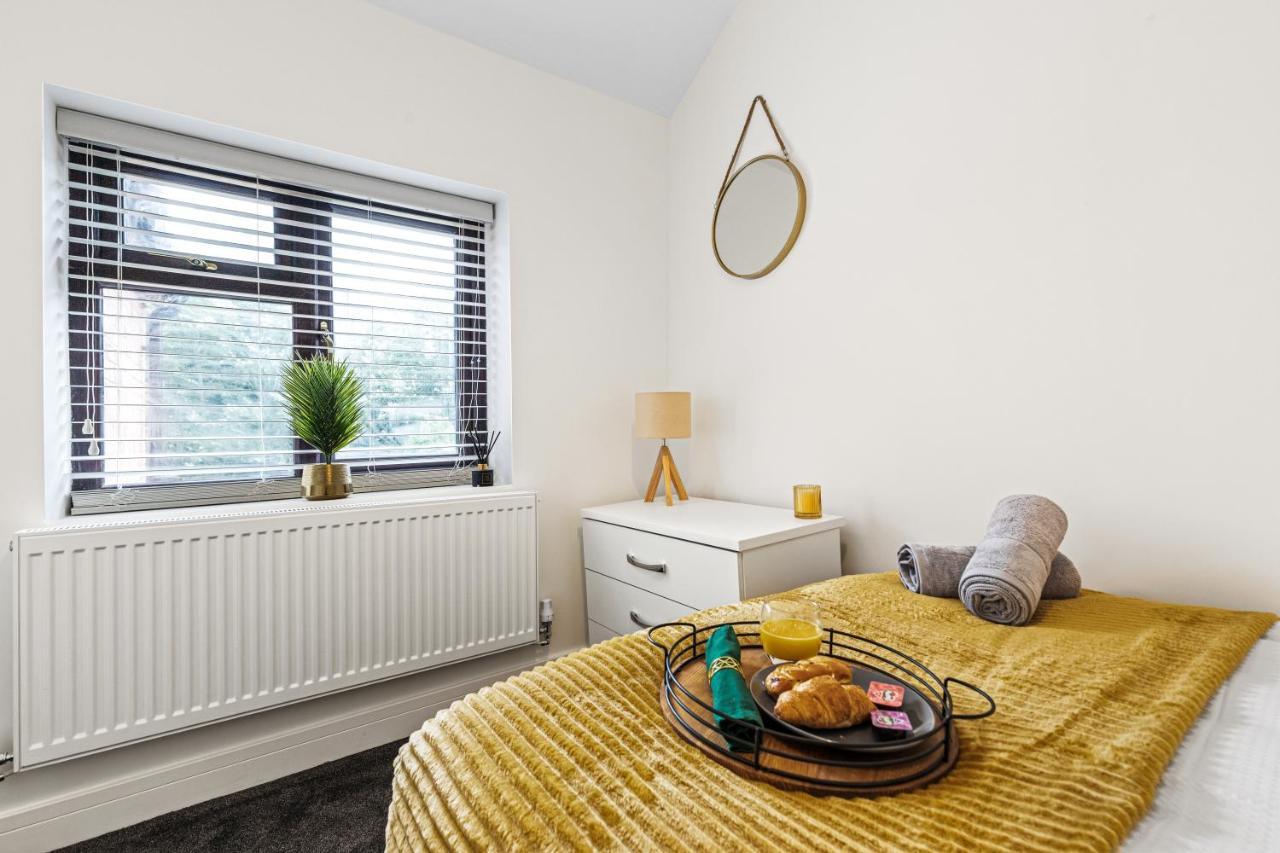 Walsall - 4 Bedroom House, Wi-Fi, Garden , Sleeps 8 - Jrr Stays Bescot Extérieur photo