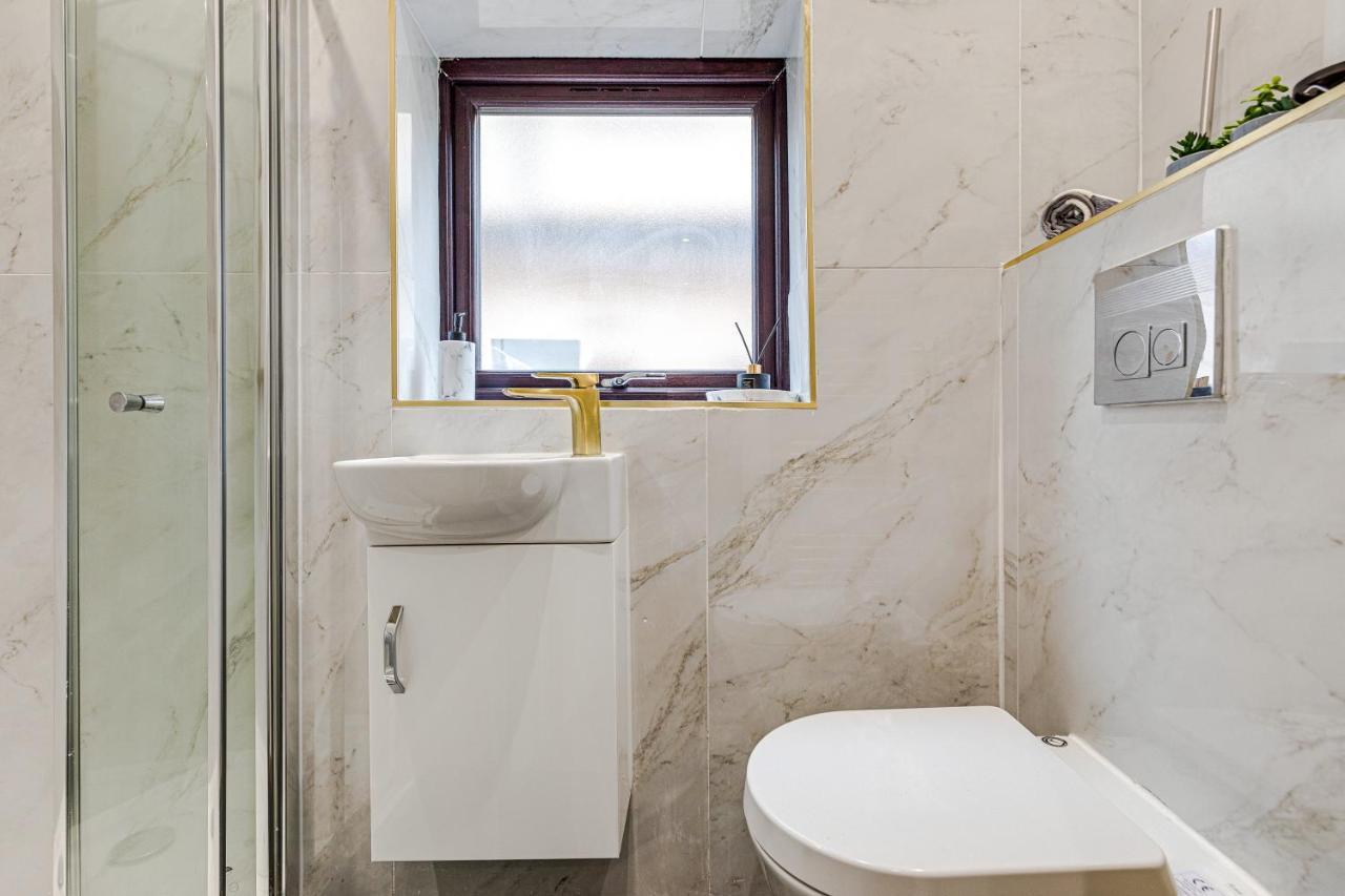 Walsall - 4 Bedroom House, Wi-Fi, Garden , Sleeps 8 - Jrr Stays Bescot Extérieur photo